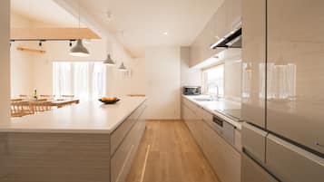 3 Bedroom Cottage, Premium | Private kitchen | Full-sized fridge, microwave, stovetop, dishwasher