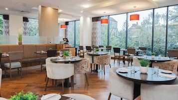 Frukost och middag serveras