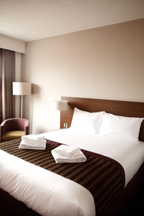 Kamar Double Standar (and Sofa) | Meja kerja, kedap suara, dan setrika/meja setrika