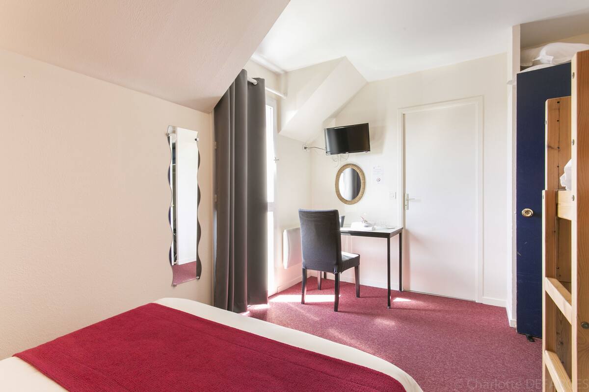Vierbettzimmer | Hochwertige Bettwaren, Daunenbettdecken, Schreibtisch