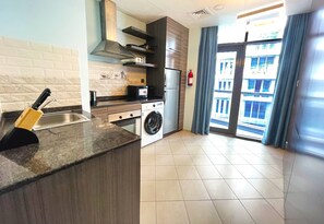 Lemari es besar, microwave, kompor, dan mesin pencuci piring