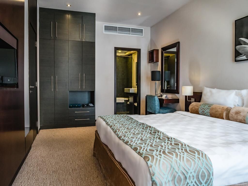 Premium bedding, in-room safe, desk, blackout drapes