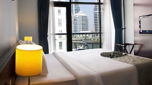 1 Bedroom Apartment Marina View | Premium bedding, in-room safe, desk, blackout drapes
