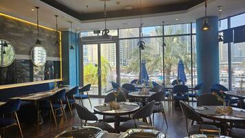 Frühstück, Mittagessen, internationale Küche, Blick auf den Golfplatz