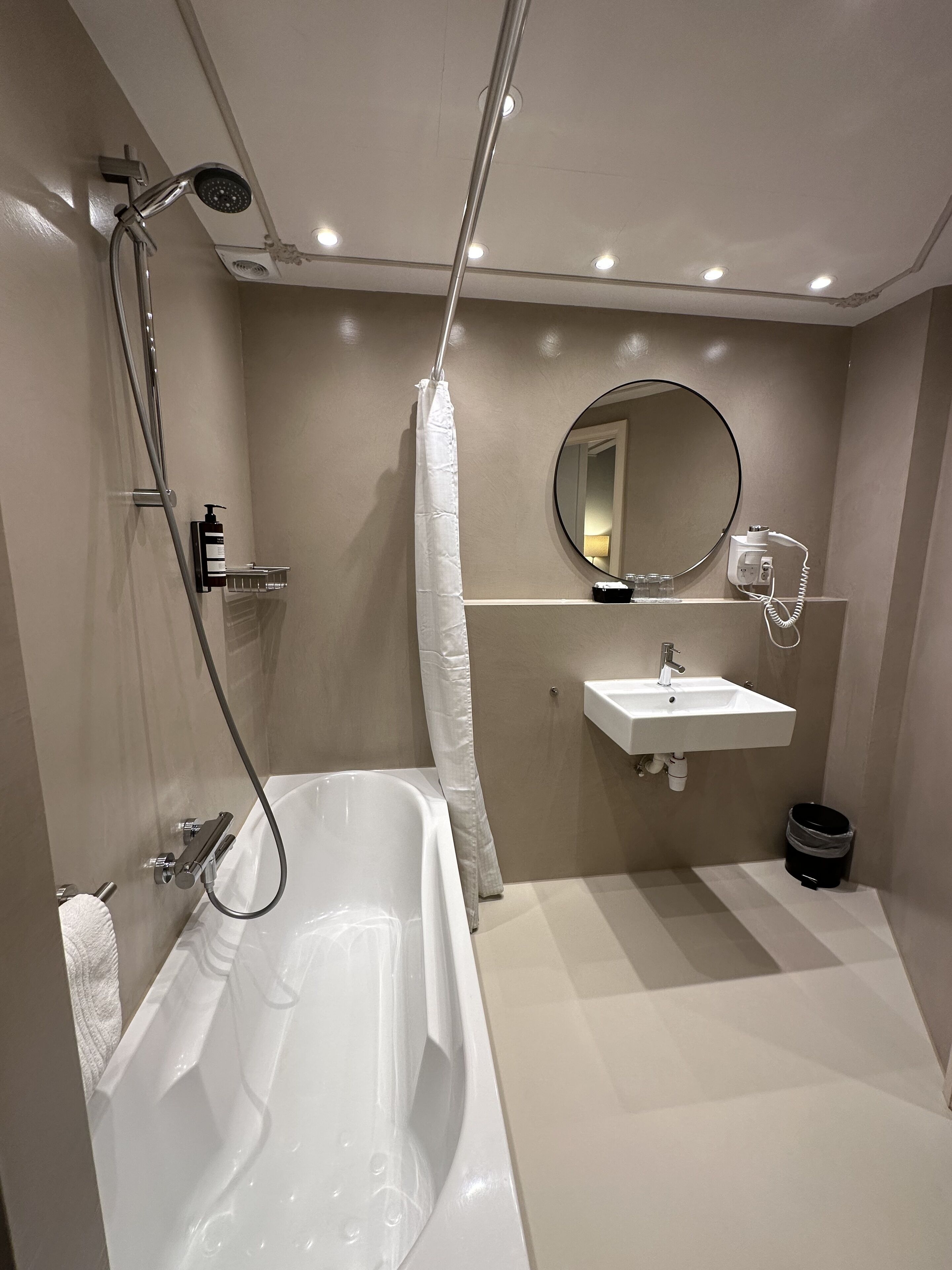 superior double room, 1 queen bed, bathtub | 1 bedroom, premium bedding, blackout curtains, free wifi