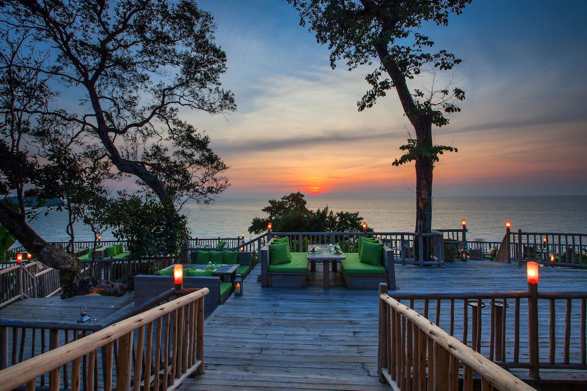 7 restaurants, breakfast, lunch, dinner served; thai cuisine