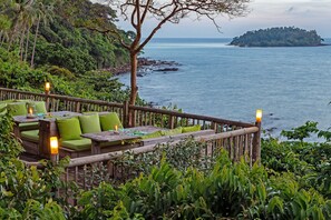 7 restaurants, breakfast, lunch, dinner served; Thai cuisine 