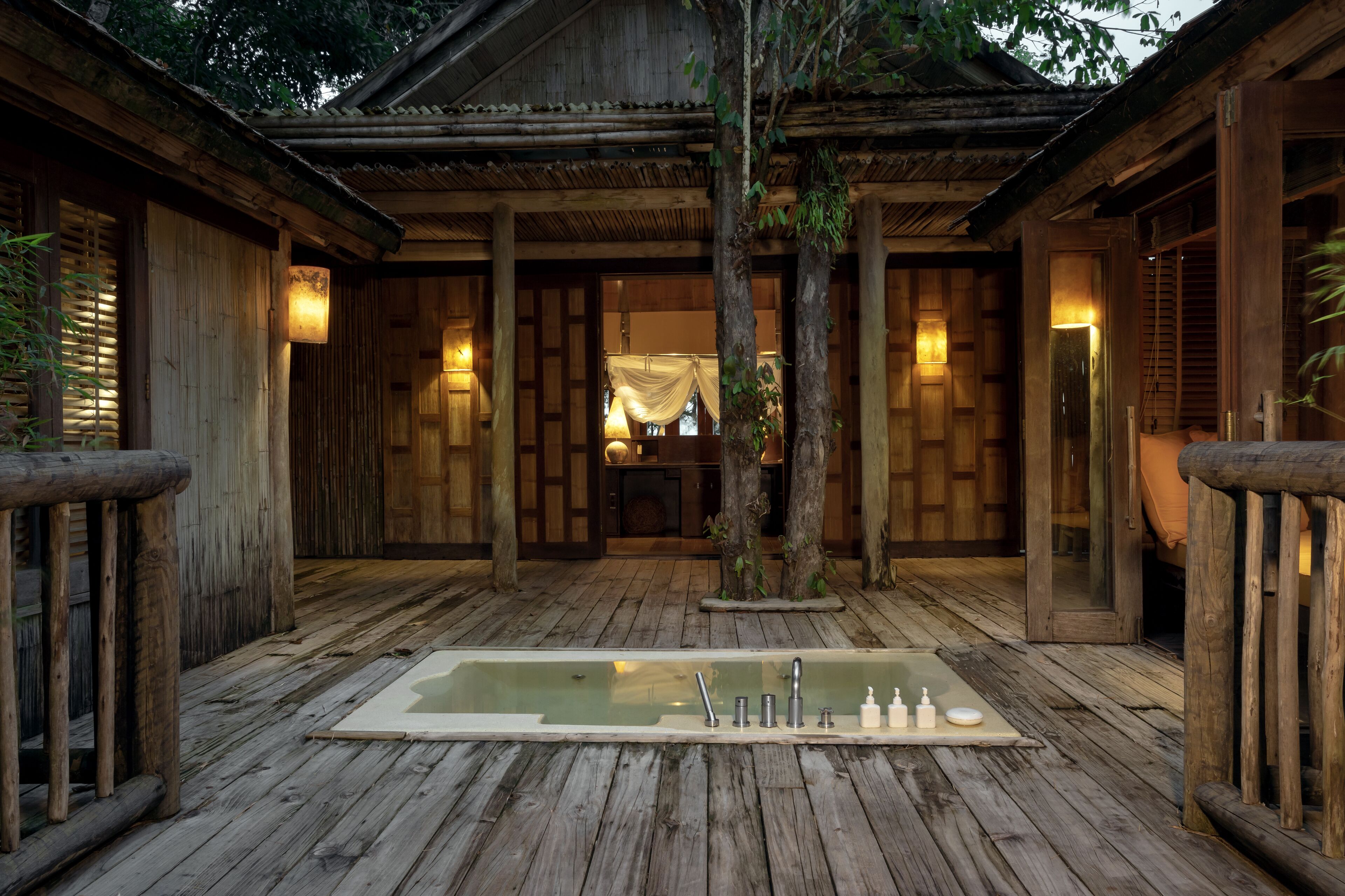 separate bathtub and shower, rainfall showerhead, free toiletries