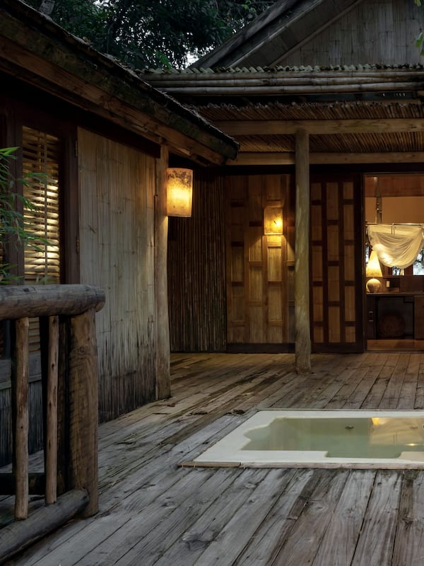 Separate tub and shower, rainfall showerhead, free toiletries