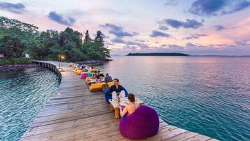 7 ๊ฐ์ ๋ ์คํ ๋, ์์นจ ์์ฌ, ์ ์ฌ ์์ฌ, ์ ๋
์์ฌ ์ ๊ณต(ํ๊ตญ ์๋ฆฌ)