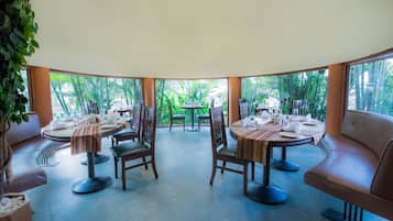 2 restaurants, breakfast served