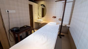 Bain à remous, soins ayurvédiques, salles de massage et de soins