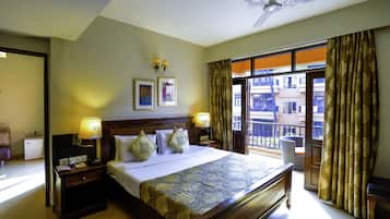 Family Suite | 1 bedroom, in-room safe, laptop workspace, blackout drapes