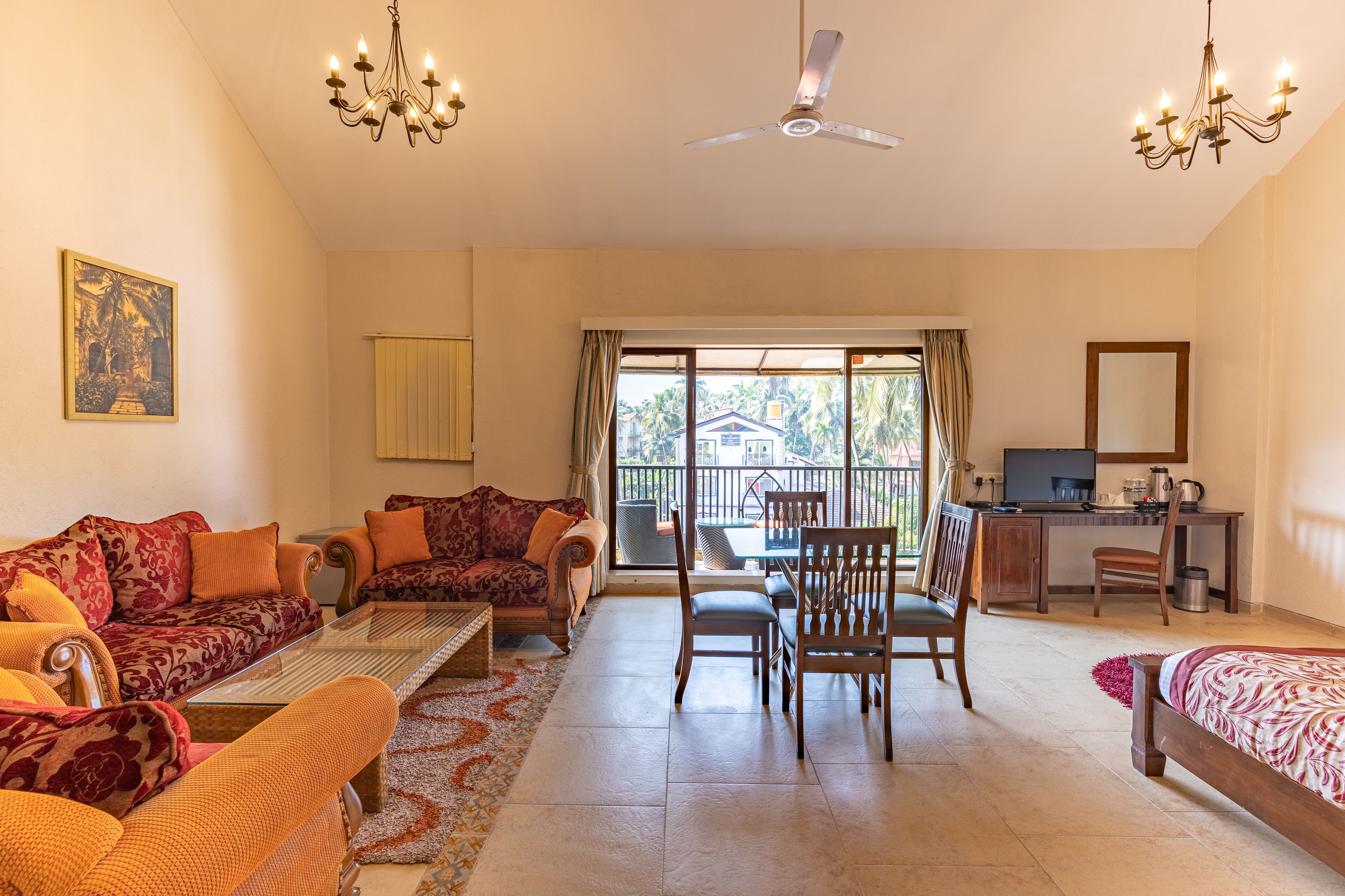 Caja de seguridad en la habitación y espacio para trabajar con laptop 