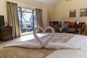 Caja de seguridad en la habitación y espacio para trabajar con laptop 