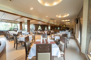Restaurant - Neelam's The Grand Hotel Goa (Calangute)