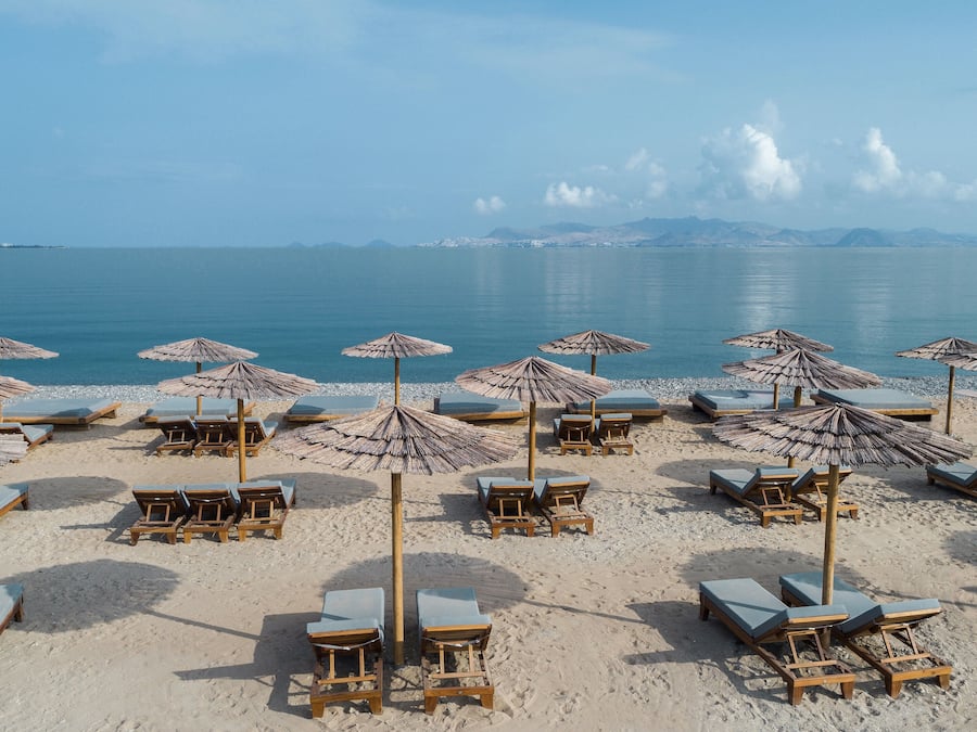 Privat strand, solstolar, parasoller och strandhanddukar