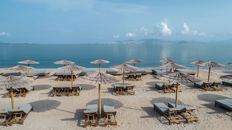 Playa privada, sillas reclinables de playa, sombrillas, toallas de playa. Mitsis Ramira