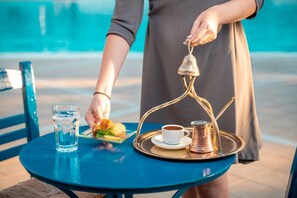 5 bars/lounges, 2 poolbars, een strandbar