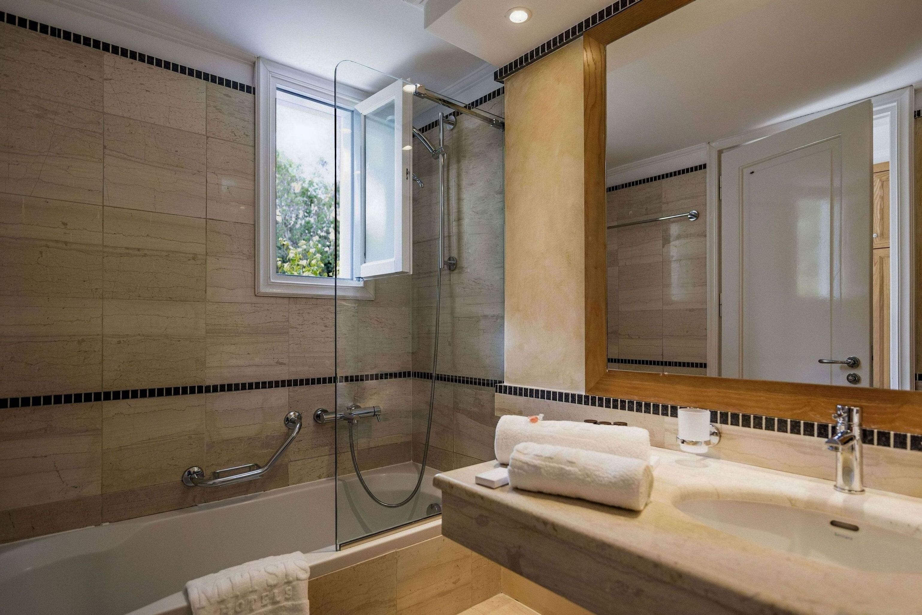 Foto - Mitsis Ramira