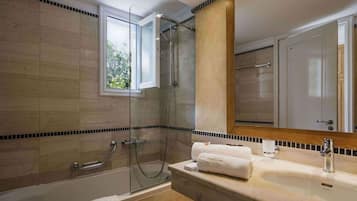 Kostenlose Toilettenartikel, Haartrockner, Bademäntel, Handtücher
