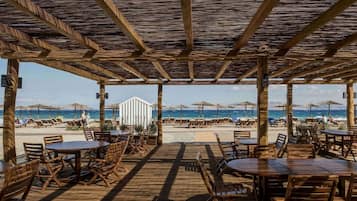 5 bars/lounges, 2 poolside bars, beach bar