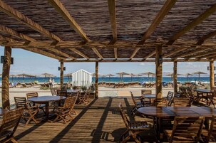 5 bares, 2 bares junto a la piscina, bar en la playa