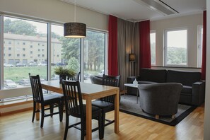 Escritorio, tabla de planchar con plancha, cunas y wifi 