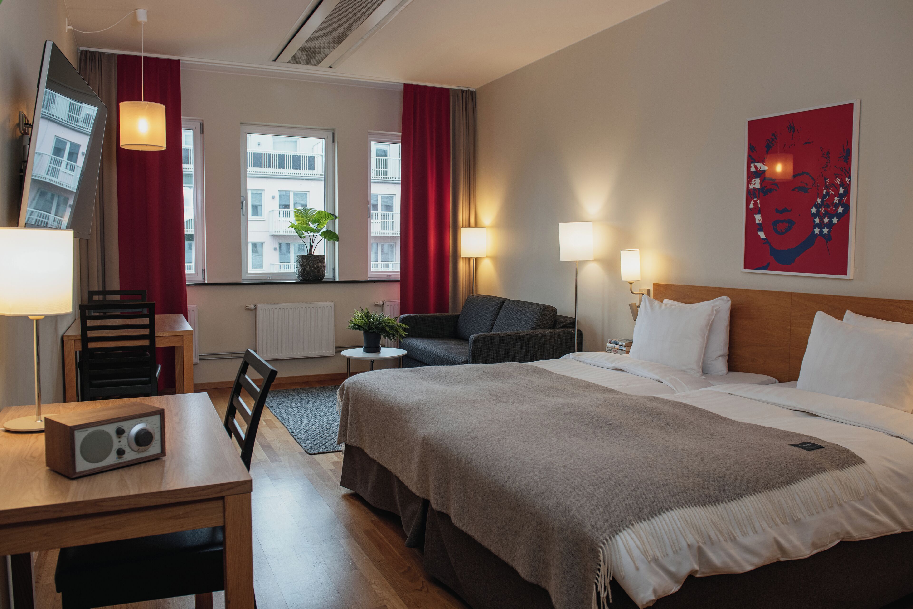 Standardrum - flera sängar | Skrivbord, strykjärn/strykbräda, barnsängar och wi-fi