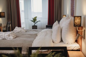 Chambre Deluxe, Plusieurs lits | Bureau, fer et planche à repasser, lit de bébé (supplément), Wi-Fi