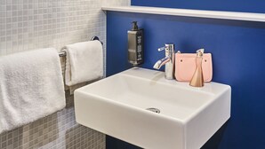 A bathroom with a white sink, a mirror, and a towel rack. - ibis Clamart Paris Velizy (Clamart)
