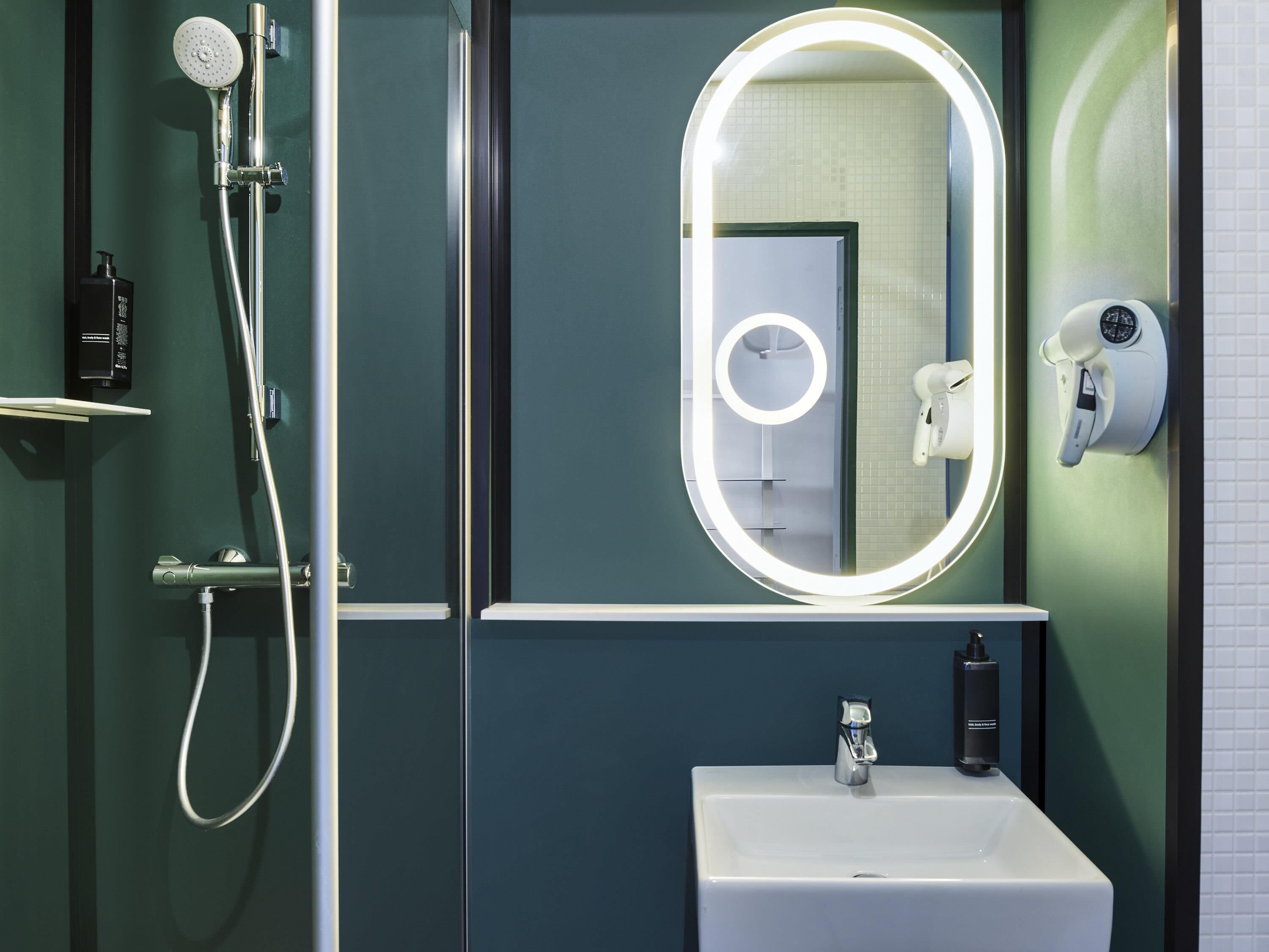 Bureau, rideaux occultants, chambres insonorisées, lits bébé (gratuits)