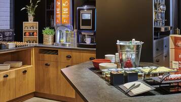 Tägliches Frühstücksbuffet (11.9 EUR pro Person)