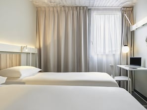 Standard Room, 2 Katil Bujang (Single) | Meja, langsir/tirai gelap terus, kalis bunyi, katil bayi/kot (percuma)