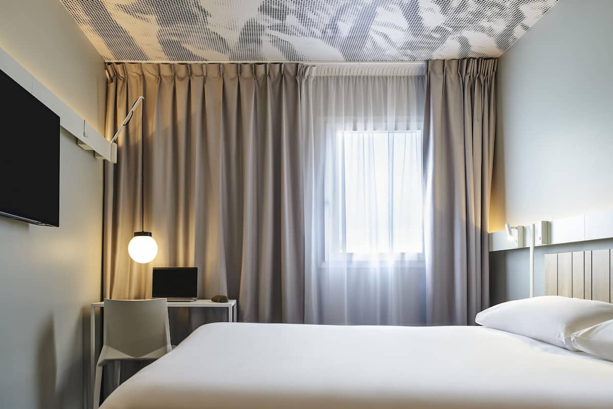 Standard Room, 1 Double Bed | Desk, blackout drapes, soundproofing, free cribs/infant beds