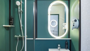 A modern bathroom with a shower, a sink, and a mirror with a lighted frame. - ibis Clamart Paris Velizy (Clamart)