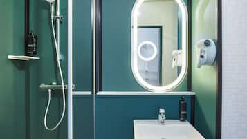 Articles de toilette écologiques, sèche-cheveux, serviettes fournies
