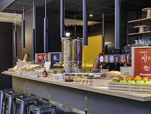 Sarapan bufet setiap hari (EUR 11.9 seorang)
