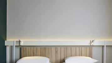 Quarto standard, 2 camas de solteiro | Escrivaninha, cortinas blackout, quartos à prova de som, berços grátis