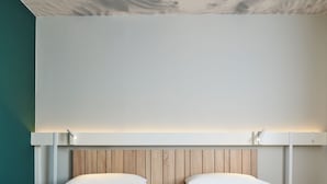 Rom – standard, 2 enkeltsenger | Skrivebord, skrivebord for bærbar PC, blendingsgardiner og lydisolert