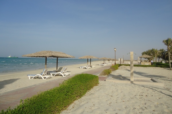 Een privéstrand, wit zand, gratis strandcabana's