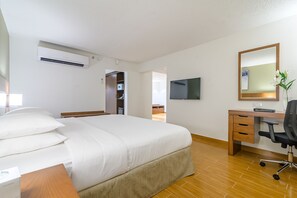 Junior suite | Luxe beddengoed, donsdekens, een minibar, een kluis op de kamer