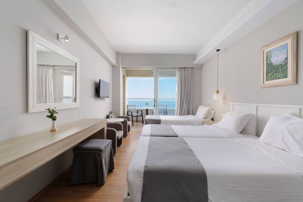 Habitación triple superior, vista al mar | Cortinas blackout, insonorización, cunas gratuitas y wifi gratis