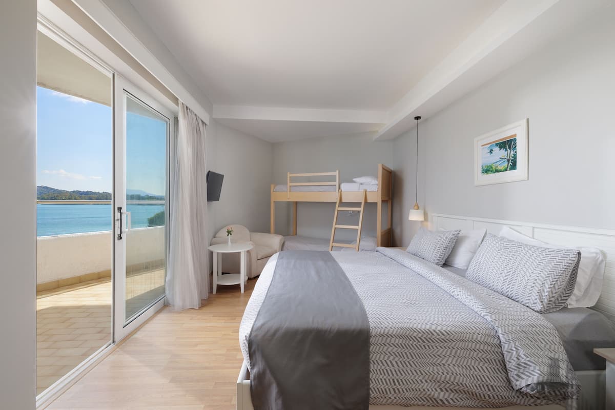 Habitación familiar, vista al mar | Cortinas blackout, insonorización, cunas gratuitas y wifi gratis