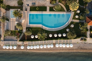 2 piscinas externas, funciona das 10h às 20h, guarda-sóis