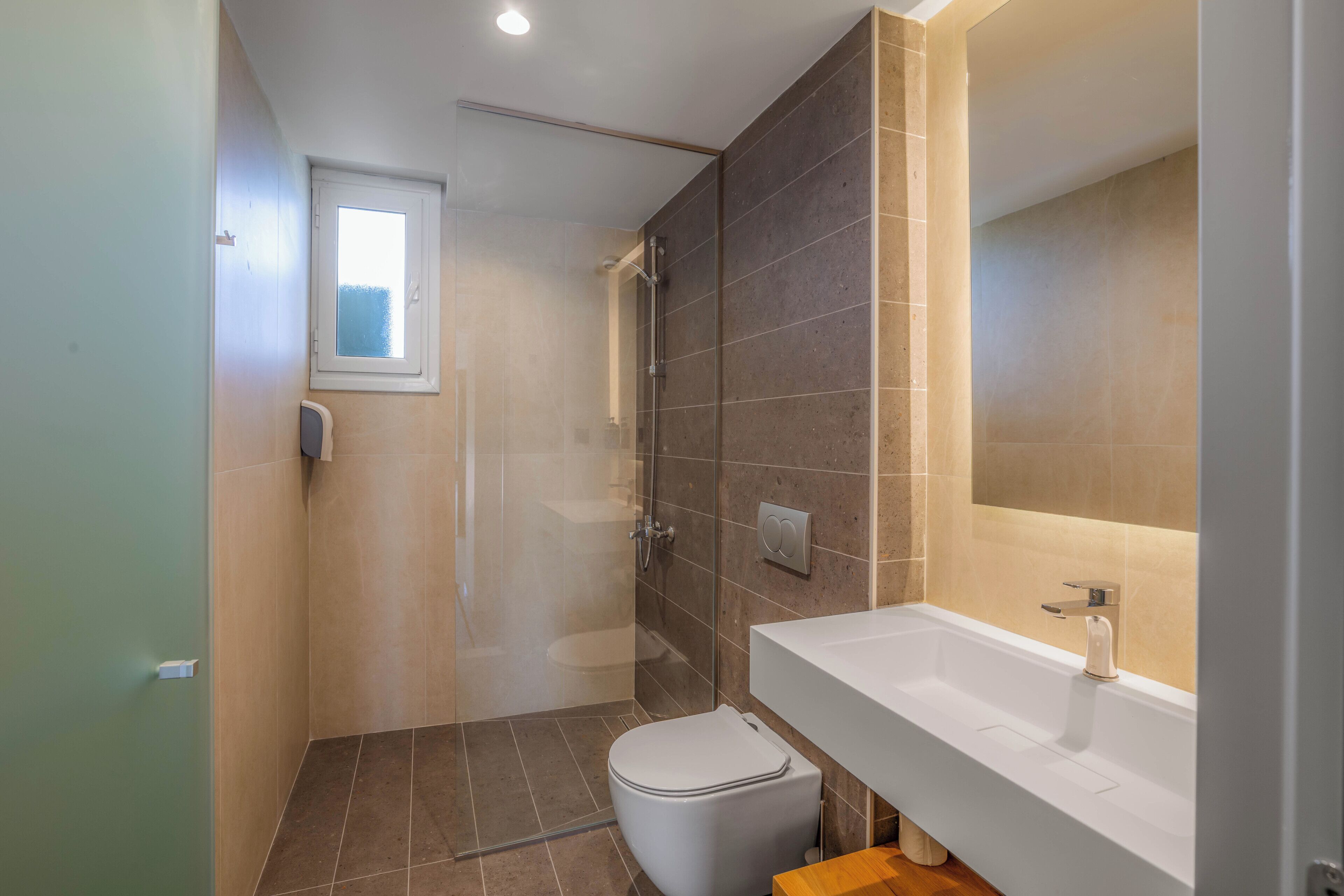 Un baño con ducha, inodoro y lavabo.