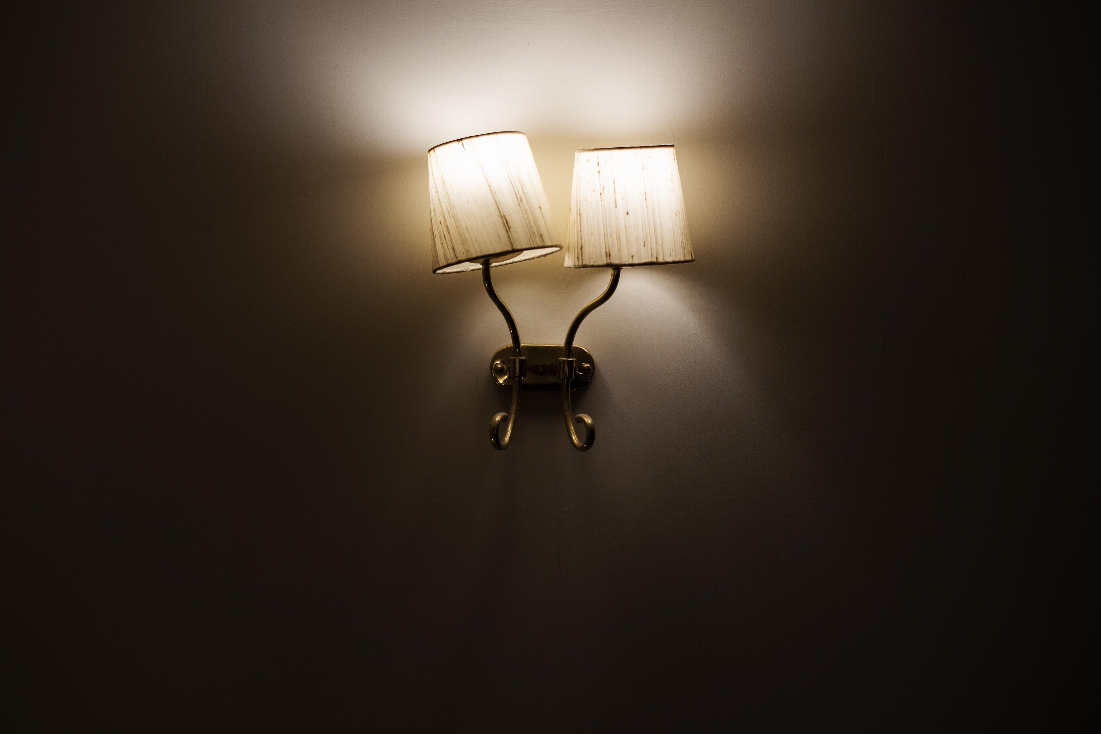Una lámpara de pared con dos luces.