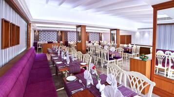 2 restaurants, breakfast, lunch, dinner served; seafood