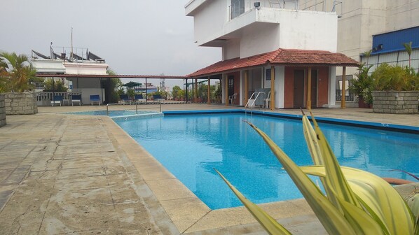 Außenpool, Liegestühle