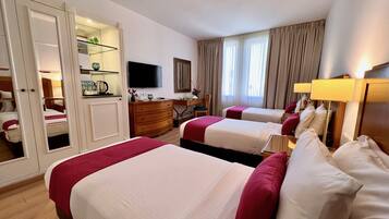 Værelse til 3 personer | Gratis minibar, pengeskab på værelset, skrivebord, mørklægningsgardiner